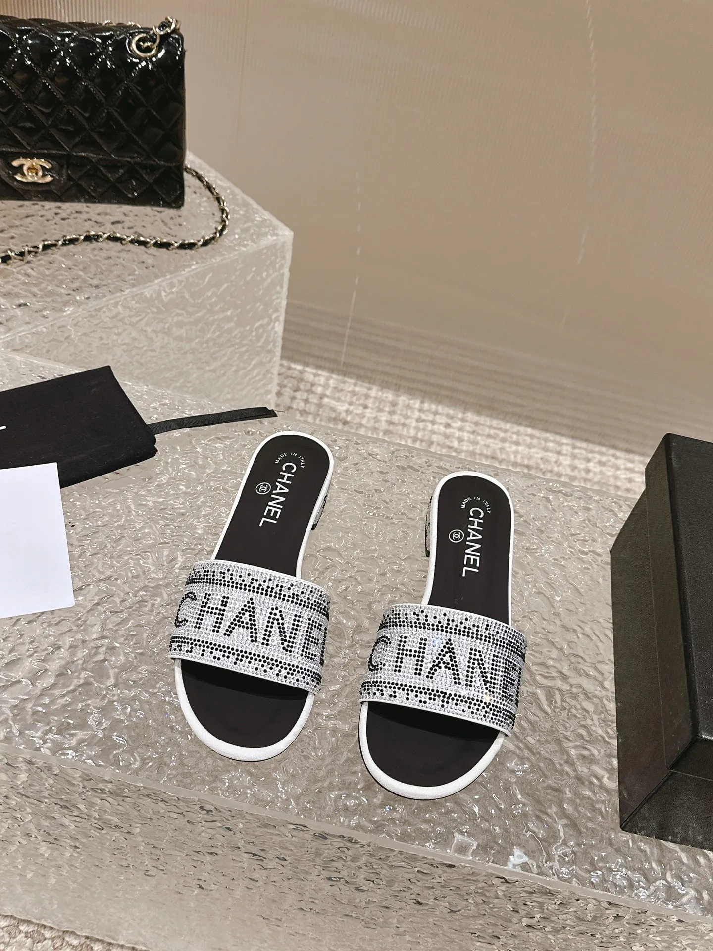 👟👟Ex-factory price 440👟👟 Women's shoes, women's clothing, Xiaoxiang, black rhinestones with large letters, Chanel rhinestone slippers, really such blingbling slippers full of diamonds, both classic and artistic, you can style your daily street style. The characteristic is that the hot diamonds are particularly shiny. They are made with heavy craftsmanship and are not easy to fall off. They have the sexy temperament of celebrities and are versatile. Color: black white 35-41